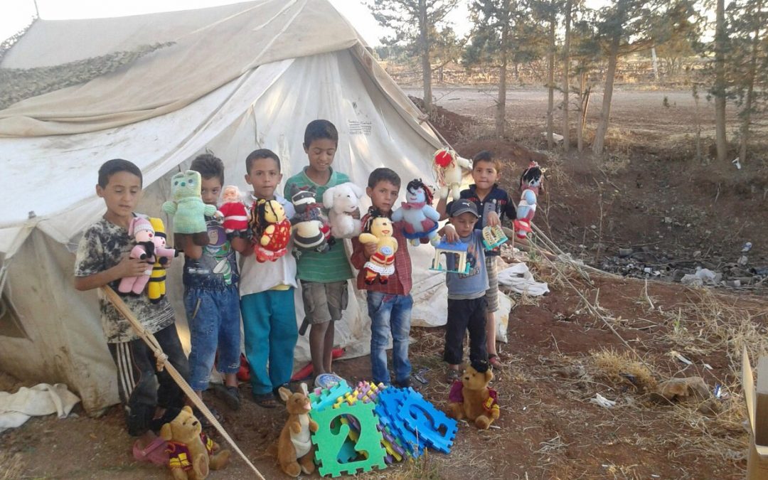 Distribution de peluches dans les camps de réfugiés