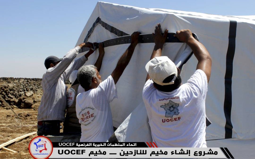 Construction de tentes structures bois dans les camps de réfugiés