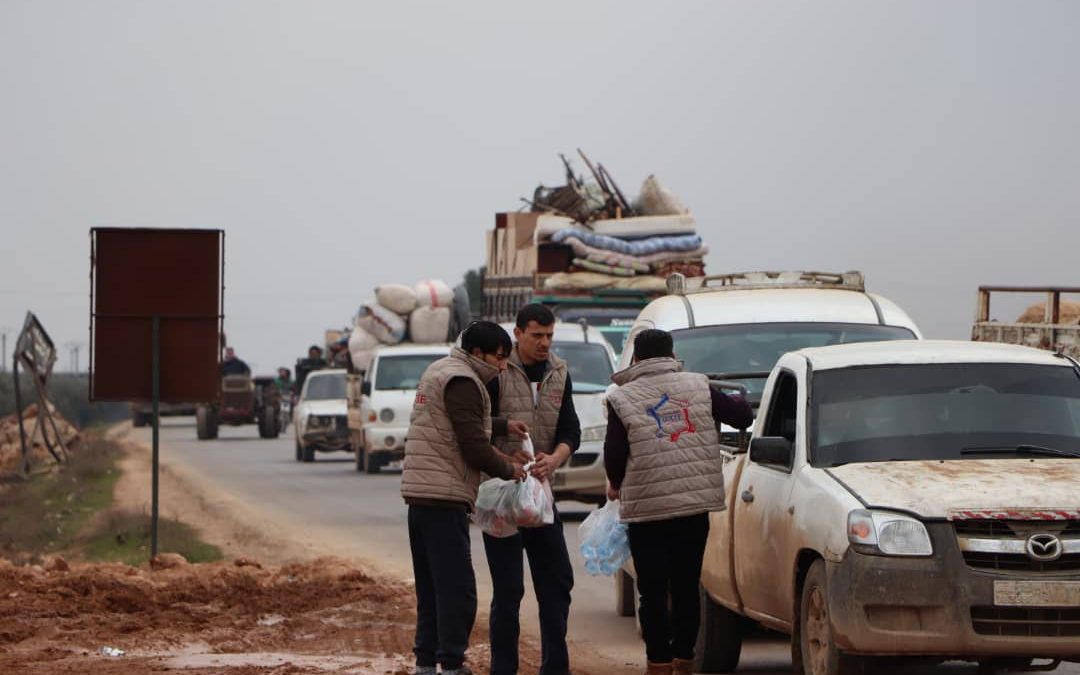 Distribution d’eau et de nourriture sur la route des réfugiés