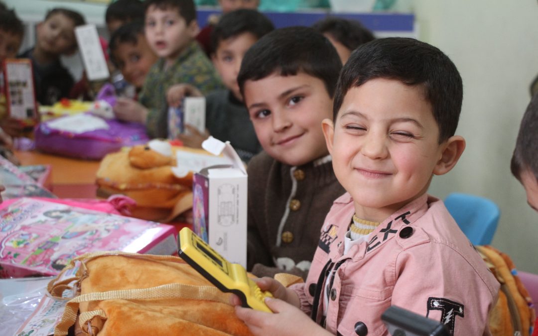 Distribution de sacs d’école, de papeterie et de jouets aux orphelins d’une école maternelle