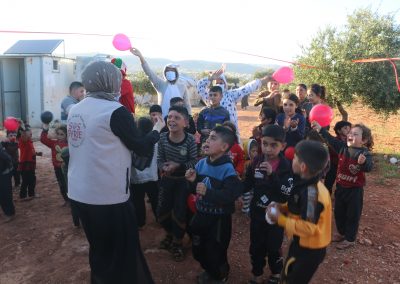 Vêtements, jouets et coiffure pour les enfants des camps de réfugiés