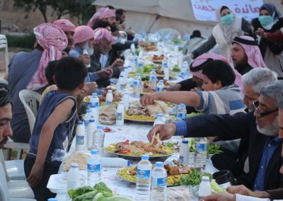 Organisation d’un repas dans un camp de réfugiés