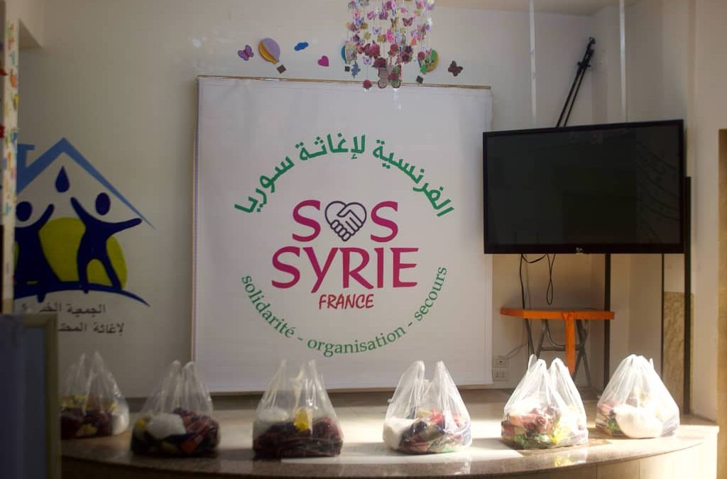 Distribution de colis alimentaires à Duma dans la banlieue de Damas